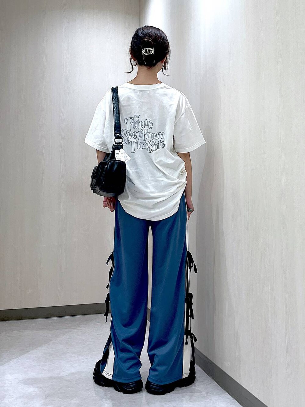 ブラック系のスニーカー、ベージュ系のTシャツ/カットソー、ブルー系のその他パンツを着用したレディースの夏コーディネートの3枚目の写真