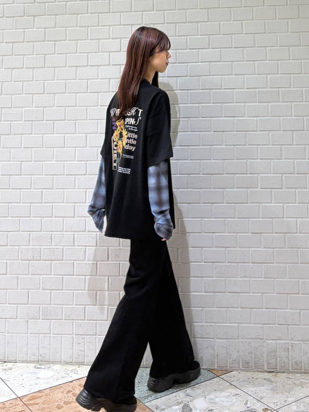 ブラック系のデニムパンツ、ブラック系のTシャツ/カットソー、ブルー系のTシャツ/カットソーを着用したレディースの夏コーディネートの2枚目の写真