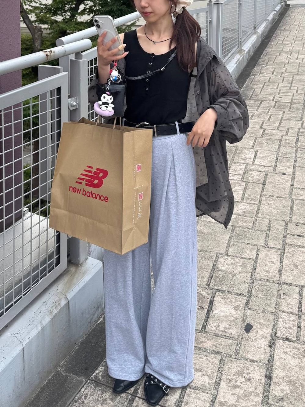 その他のシャツ/ブラウス、ブラック系のベルト、その他のキーホルダーを着用したレディースの夏コーディネートの2枚目の写真
