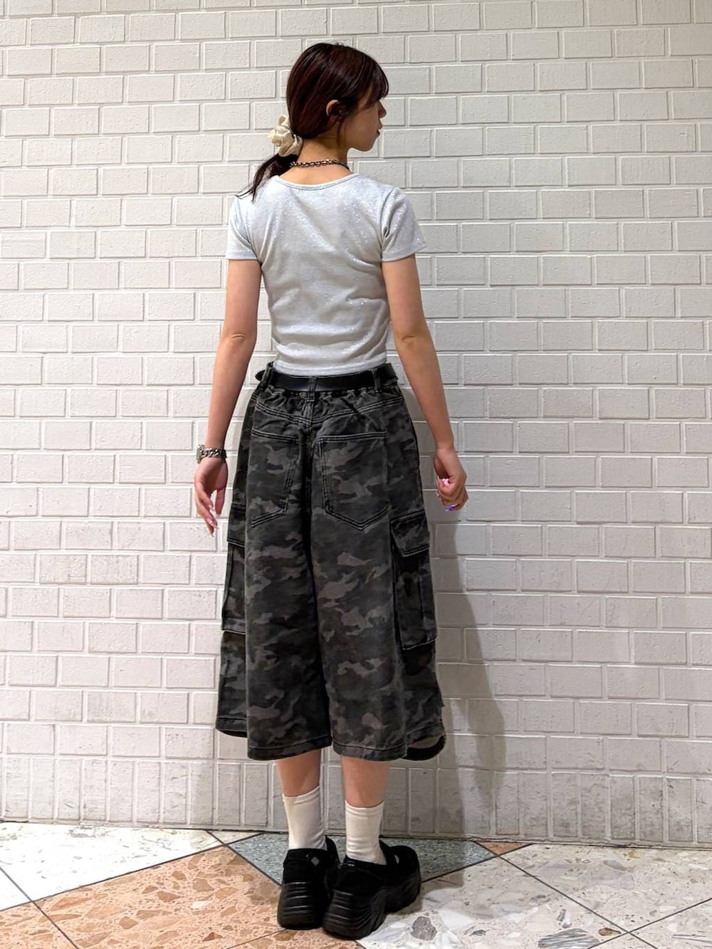 その他のカーゴパンツ、ホワイト系のTシャツ/カットソー、ブラック系のベルトを着用したレディースの春コーディネートの2枚目の写真