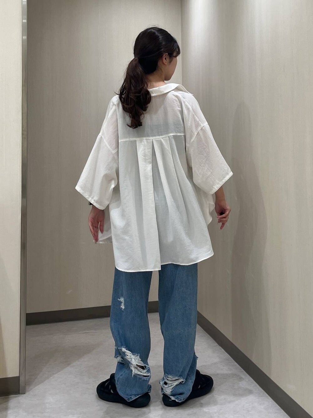 ブルー系のデニムパンツ、ブラック系のキャミソール、ホワイト系のシャツ/ブラウスを着用したレディースの夏コーディネートの4枚目の写真