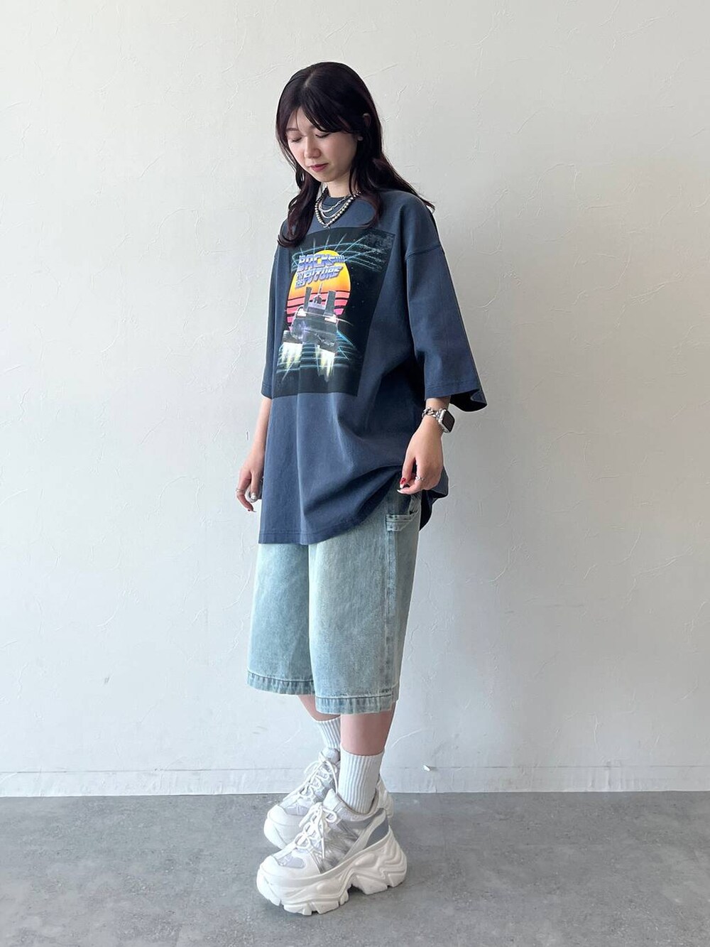 ホワイト系のスニーカー、ブルー系のその他パンツ、ブルー系のTシャツ/カットソーを着用したレディースの春コーディネートの2枚目の写真