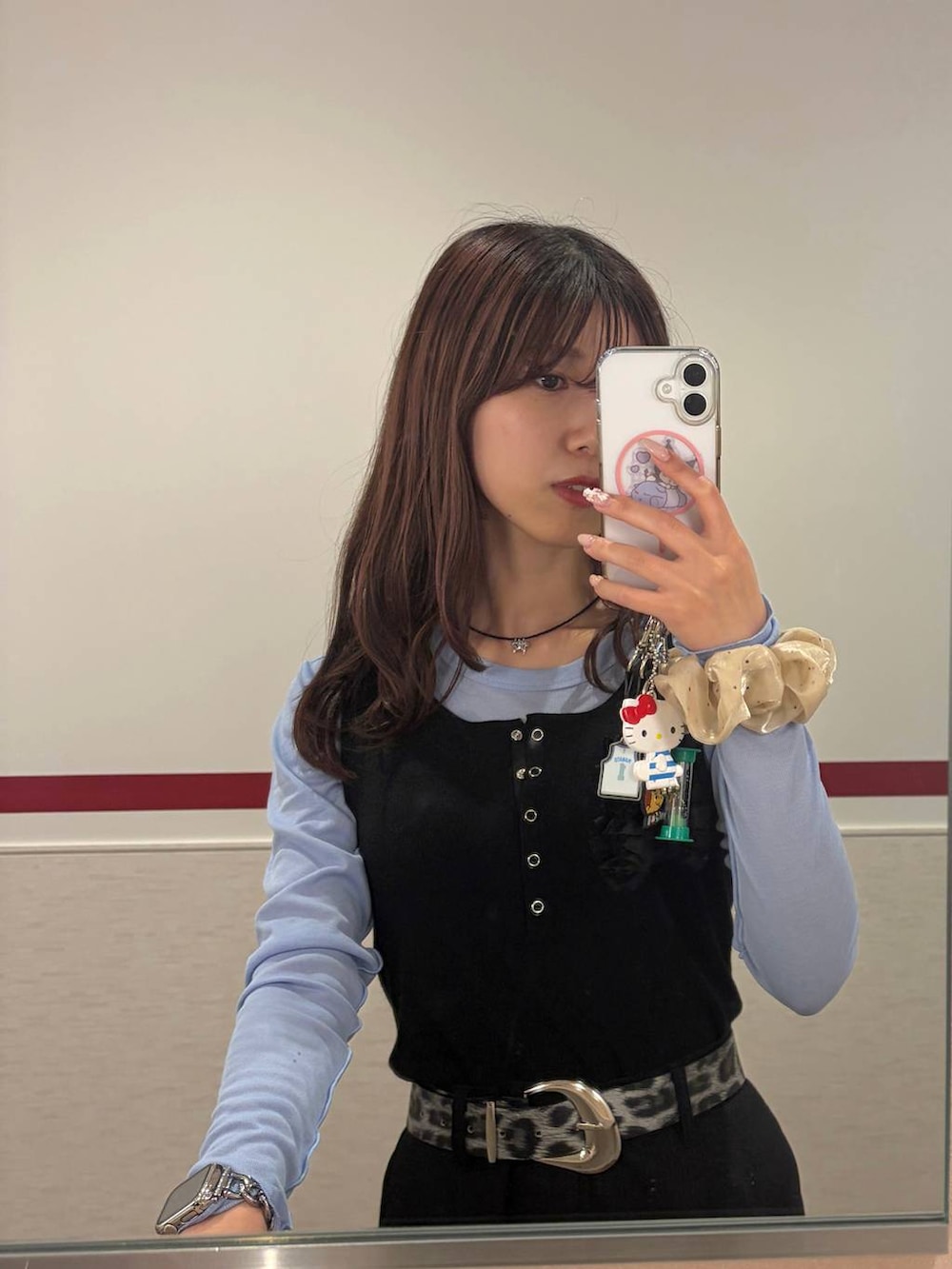ブラック系のタンクトップを着用したレディースの春コーディネートの2枚目の写真