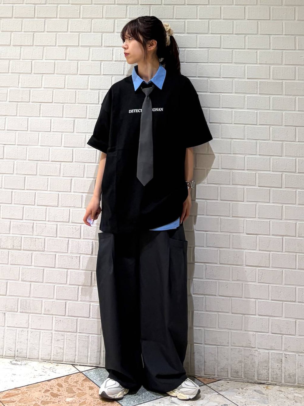 グレー系のその他パンツ、ブルー系のシャツ/ブラウスを着用したレディースの春コーディネートの7枚目の写真