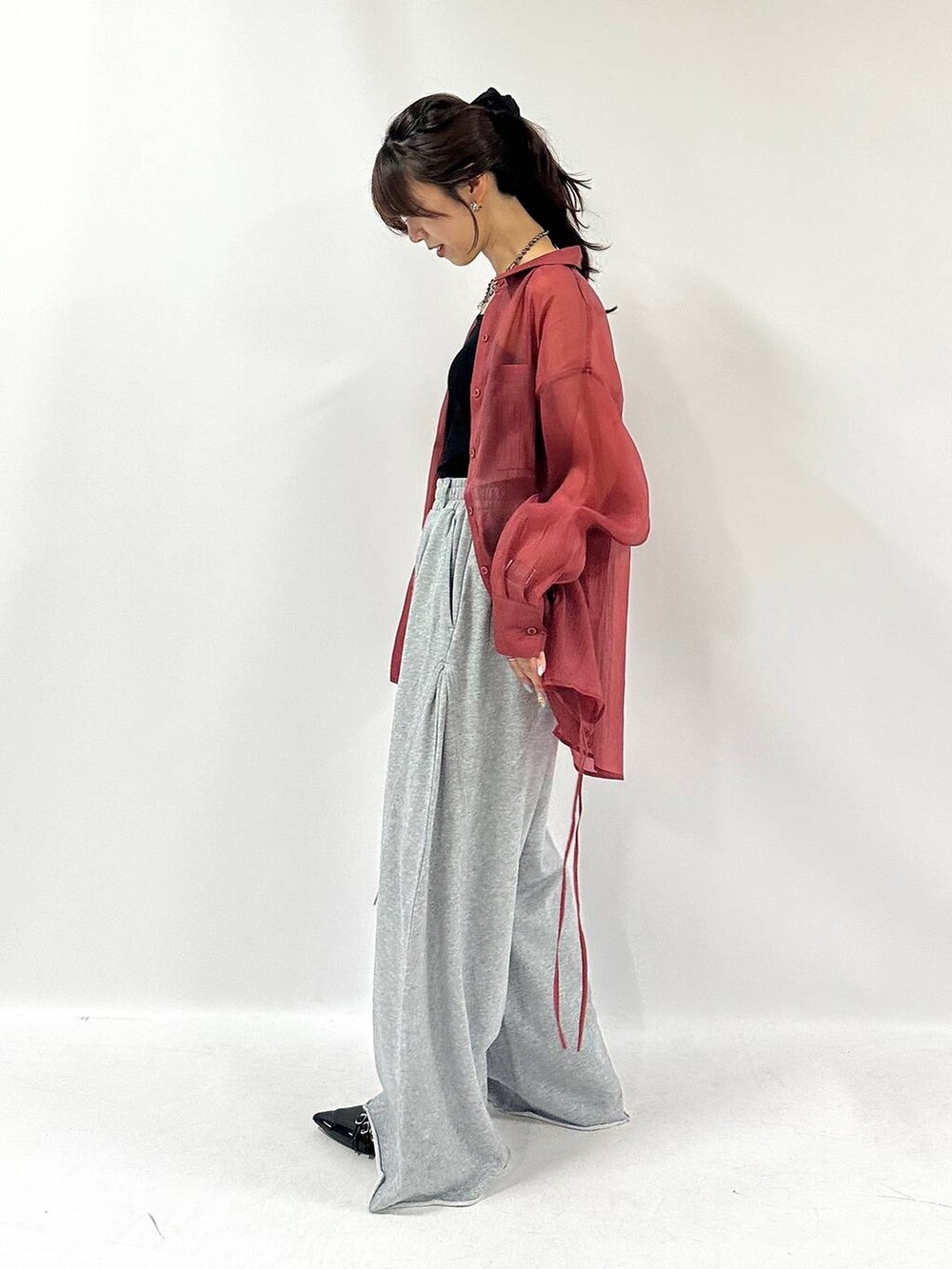 レッド系のシャツ/ブラウス、グレー系のスウェットパンツ、ブラック系のネックレスを着用したレディースの夏コーディネートの3枚目の写真