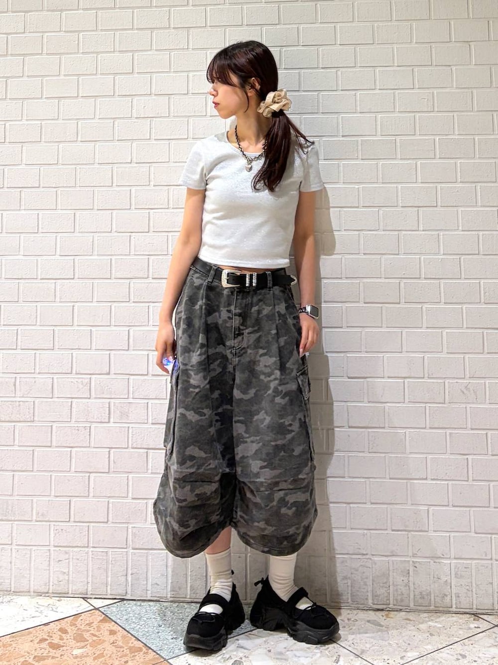 その他のカーゴパンツ、ホワイト系のTシャツ/カットソー、ブラック系のベルトを着用したレディースの春コーディネートの5枚目の写真
