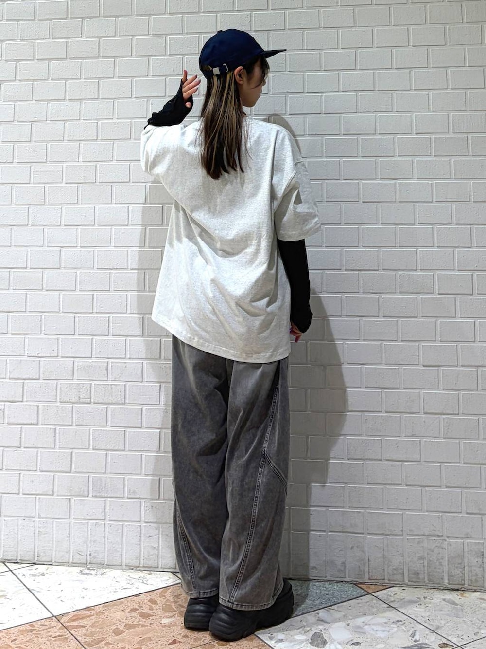 ブラック系のTシャツ/カットソー、グレー系のTシャツ/カットソー、ブラック系のデニムパンツを着用したレディースの春コーディネートの5枚目の写真