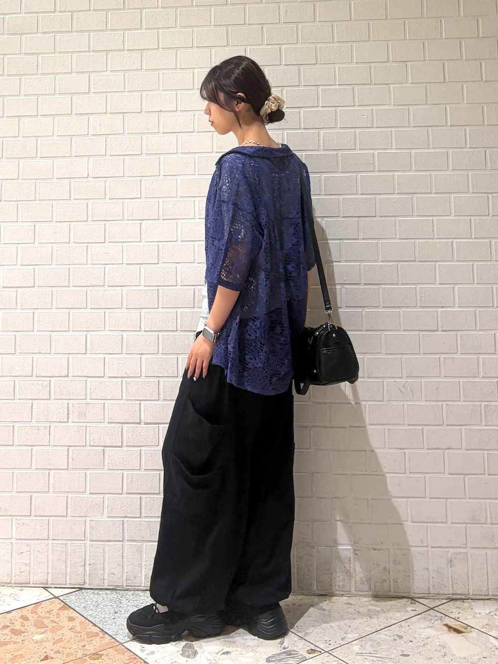 ブラック系のショルダーバッグ、ブルー系のシャツ/ブラウス、ブルー系のTシャツ/カットソーを着用したレディースの夏コーディネートの9枚目の写真