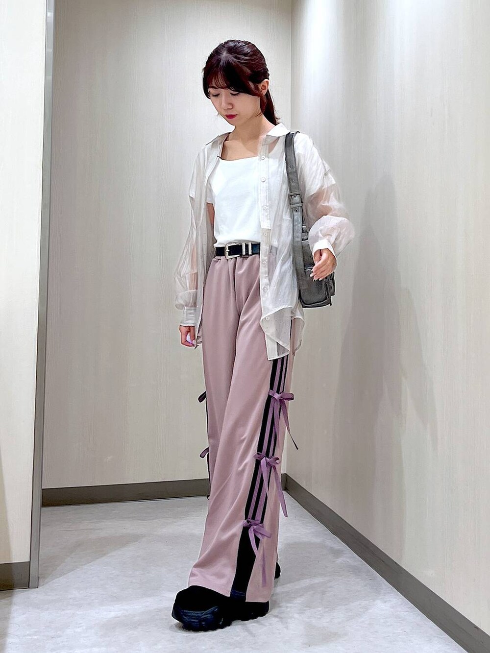 ホワイト系のTシャツ/カットソー、ブラック系のスニーカー、ピンク系のその他パンツを着用したレディースの秋コーディネートの2枚目の写真