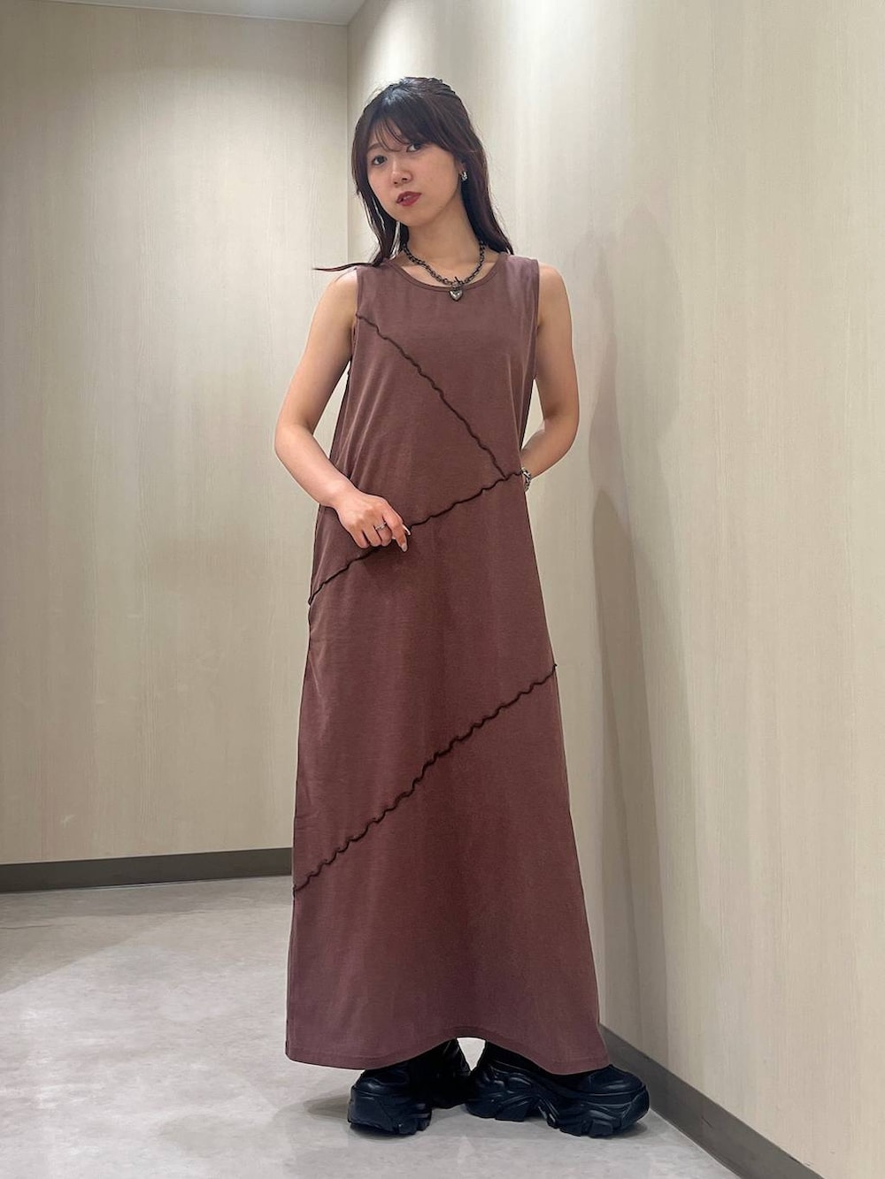 「着痩せ・細見え、ヘルシー、カジュアル、骨格ウェーブ、ワンピース、ネックレス、スニーカー、ノースリーブ」｜「PAGEBOYの<高畠百加着用アイテム>ハートマンテルネックレス2（ネックレス、ブラック系）」を使った、きゃぷさん（レディース・157cm）の夏コーディネートの5枚目の写真