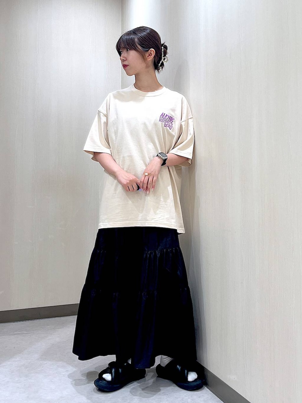 ブラック系のワンピース、ベージュ系のTシャツ/カットソーを着用したレディースの夏コーディネートの3枚目の写真