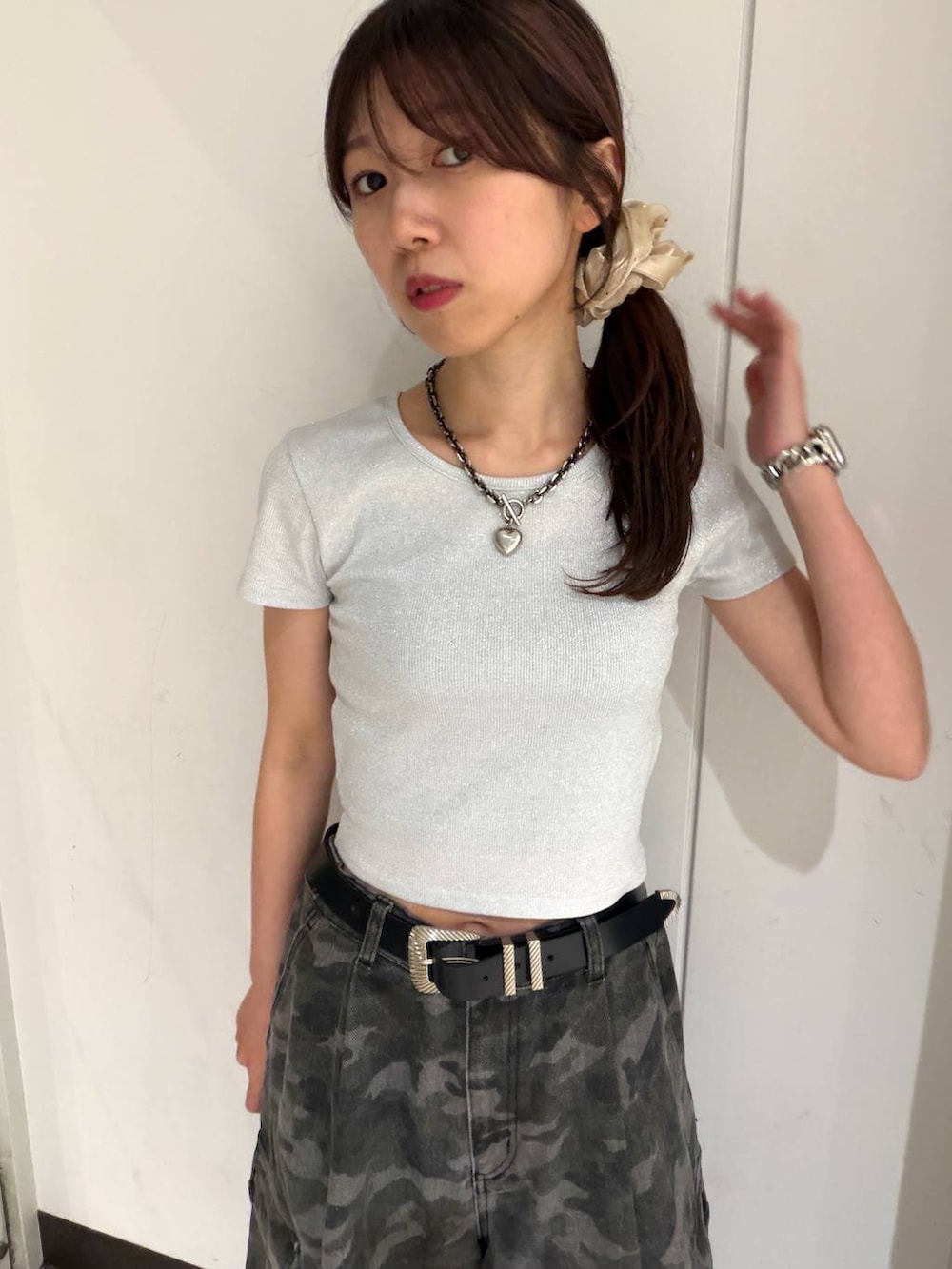 その他のカーゴパンツ、ホワイト系のTシャツ/カットソー、ブラック系のベルトを着用したレディースの春コーディネートの8枚目の写真