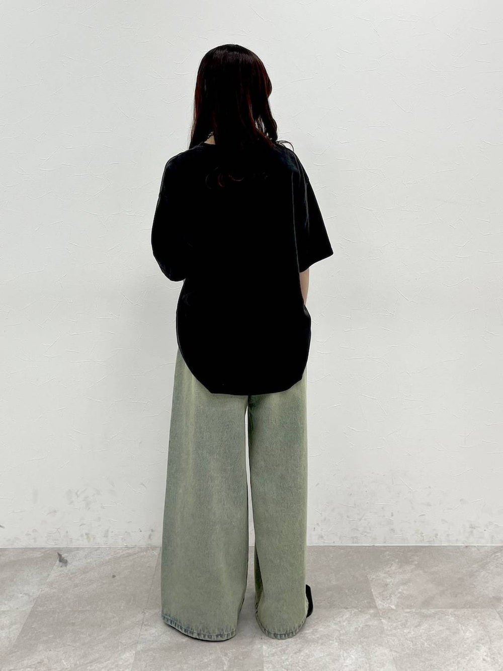 ブルー系のデニムパンツ、ブラック系のパンプス、グレー系のTシャツ/カットソーを着用したレディースの春コーディネートの3枚目の写真