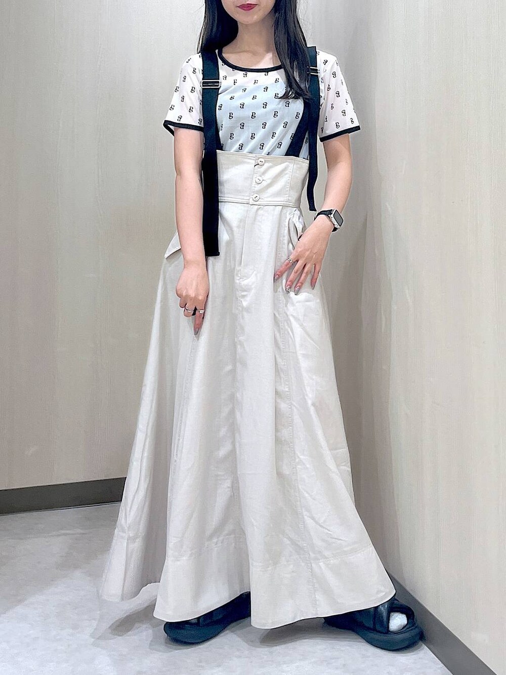 ベージュ系のスカート、ホワイト系のTシャツ/カットソーを着用したレディースの夏コーディネートの2枚目の写真