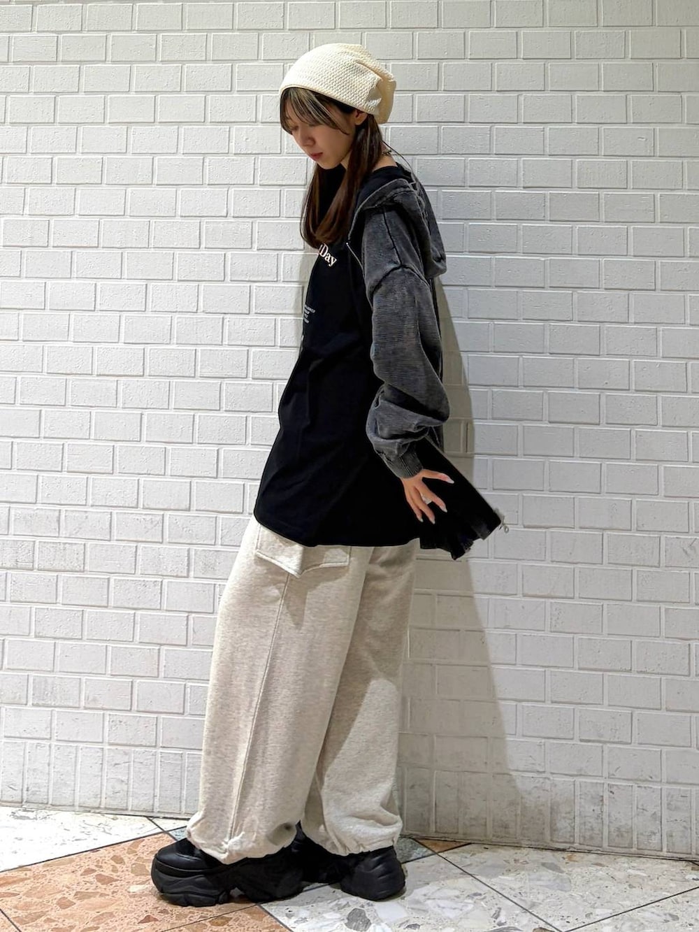 ブラック系のブーツ、グレー系のパーカー、ブラック系のTシャツ/カットソーを着用したレディースの春コーディネートの5枚目の写真