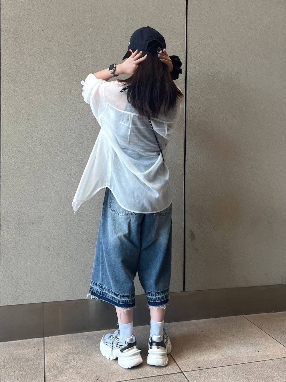 ホワイト系のシャツ/ブラウス、シルバー系のスニーカー、ブラック系のTシャツ/カットソーを着用したレディースの夏コーディネートの4枚目の写真
