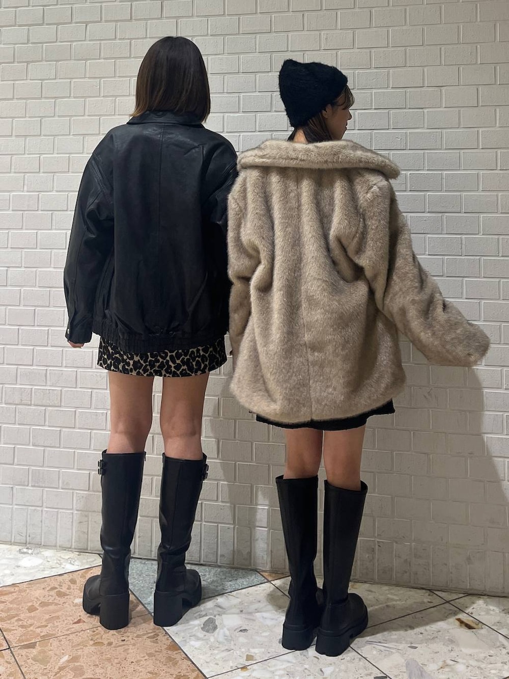 ブラック系のブーツ、ブラック系のブーツ、ブラウン系のスカートを着用したレディースの冬コーディネートの3枚目の写真