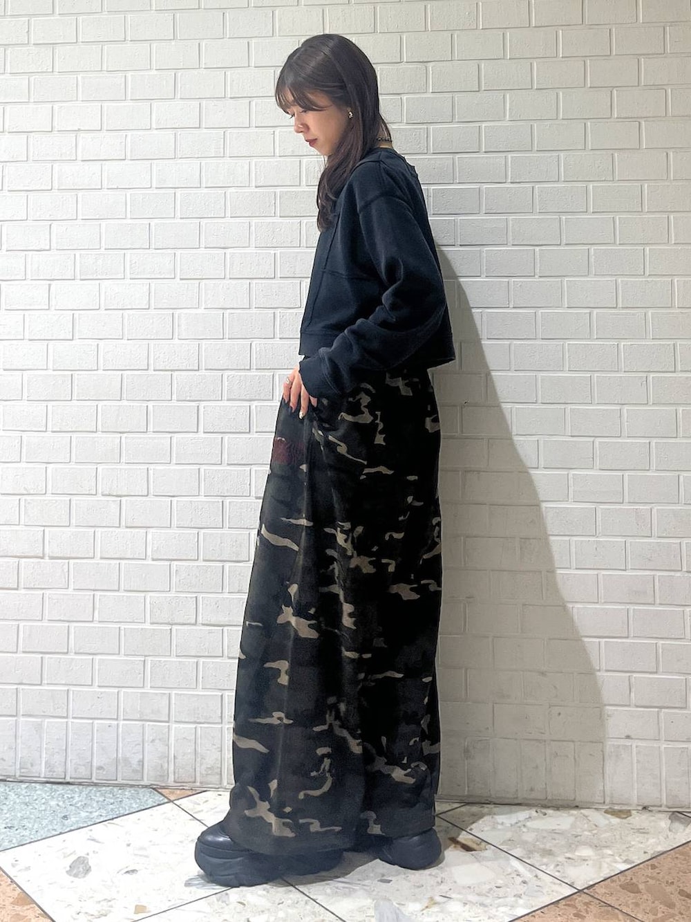 ブラック系のブーツ、その他のスウェットパンツ、グレー系のスウェットを着用したレディースの秋コーディネートの5枚目の写真