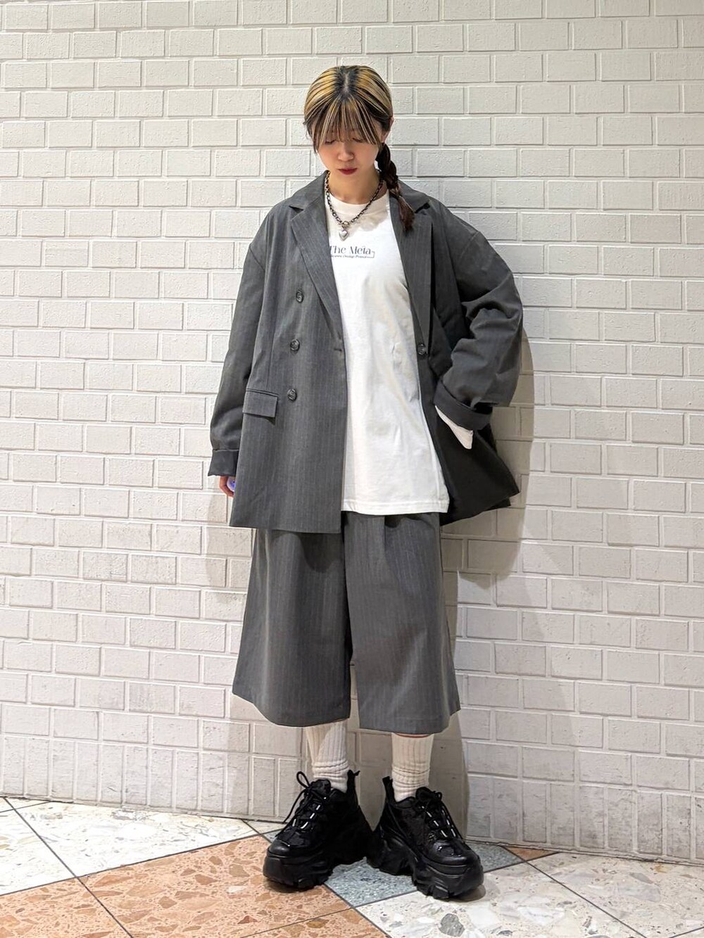 ホワイト系のスニーカー、ホワイト系のTシャツ/カットソー、グレー系のテーラードジャケットを着用したレディースの春コーディネートの4枚目の写真