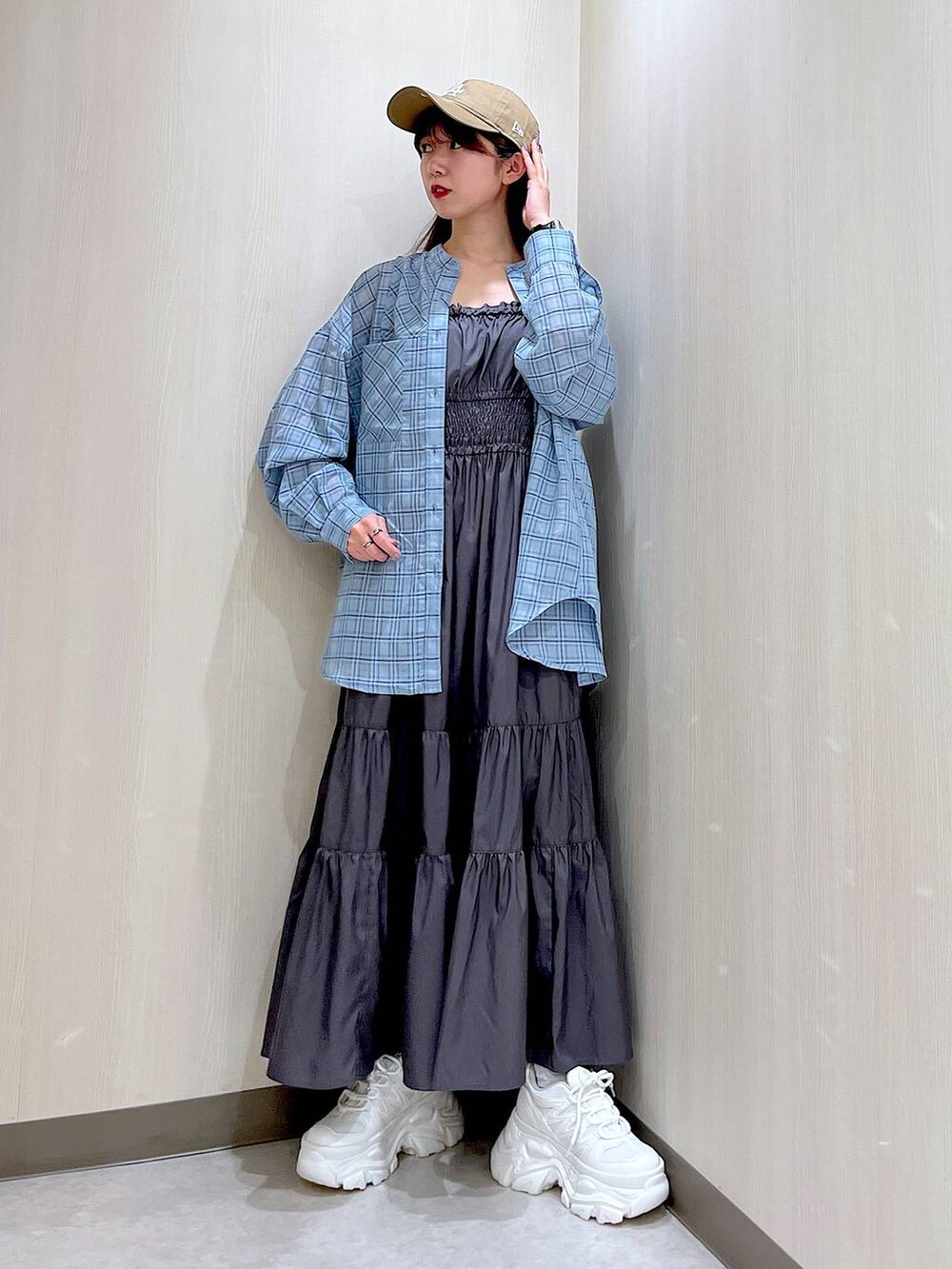 ホワイト系のスニーカー、ブルー系のシャツ/ブラウス、グレー系のワンピースを着用したレディースの春コーディネートの2枚目の写真