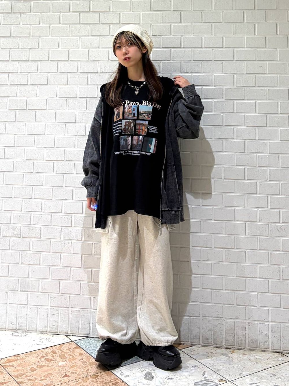 ブラック系のブーツ、グレー系のパーカー、ブラック系のTシャツ/カットソーを着用したレディースの春コーディネートの4枚目の写真