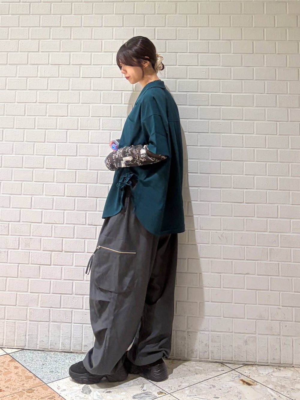 グレー系のカーゴパンツ、グリーン系のシャツ/ブラウス、グレー系のTシャツ/カットソーを着用したレディースの夏コーディネートの3枚目の写真