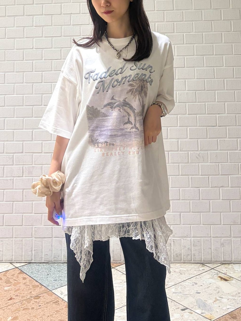 ホワイト系のTシャツ/カットソー、ブルー系のデニムパンツ、ホワイト系のTシャツ/カットソーを着用したレディースの夏コーディネートの2枚目の写真