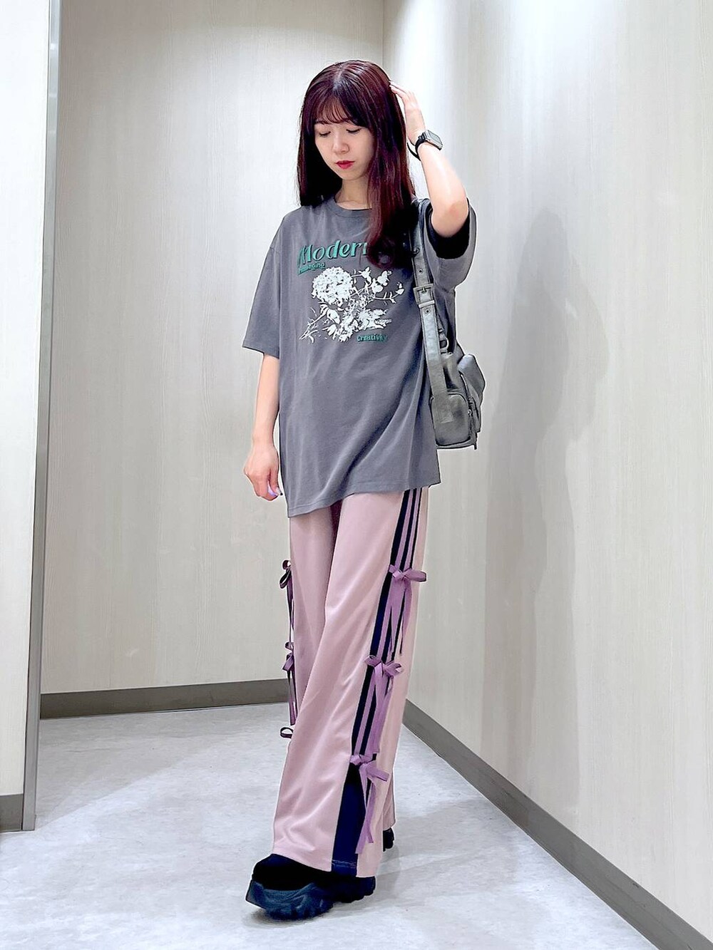 ピンク系のその他パンツ、ブラック系のスニーカー、グレー系のTシャツ/カットソーを着用したレディースの秋コーディネートの3枚目の写真