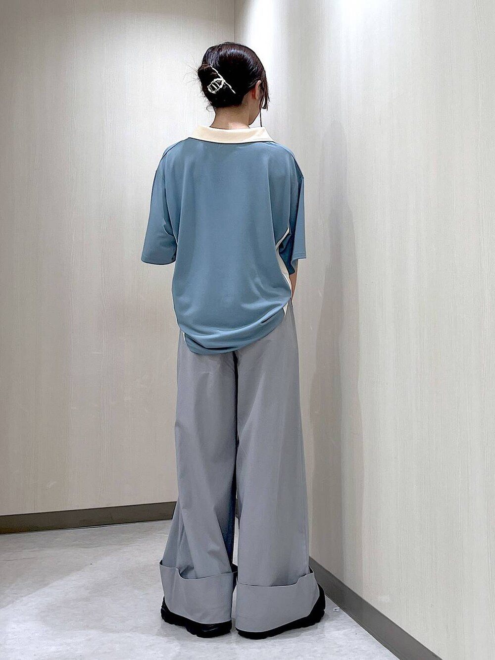 ブラック系のスニーカー、ホワイト系のTシャツ/カットソー、グレー系のその他パンツを着用したレディースの夏コーディネートの3枚目の写真