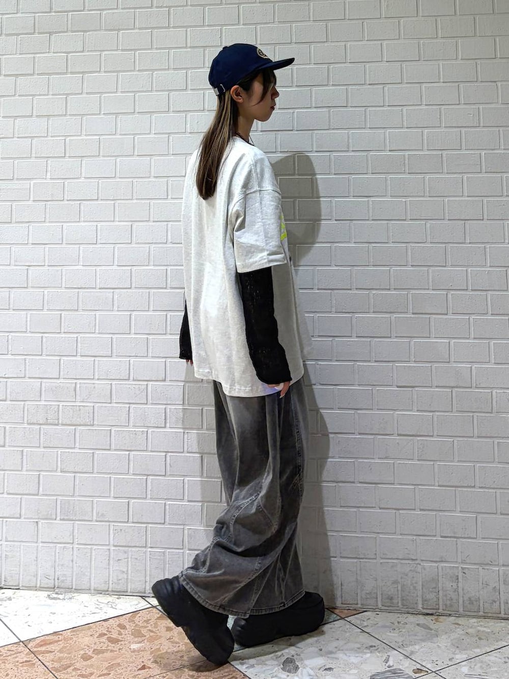 ブラック系のTシャツ/カットソー、グレー系のTシャツ/カットソー、ブラック系のデニムパンツを着用したレディースの春コーディネートの7枚目の写真