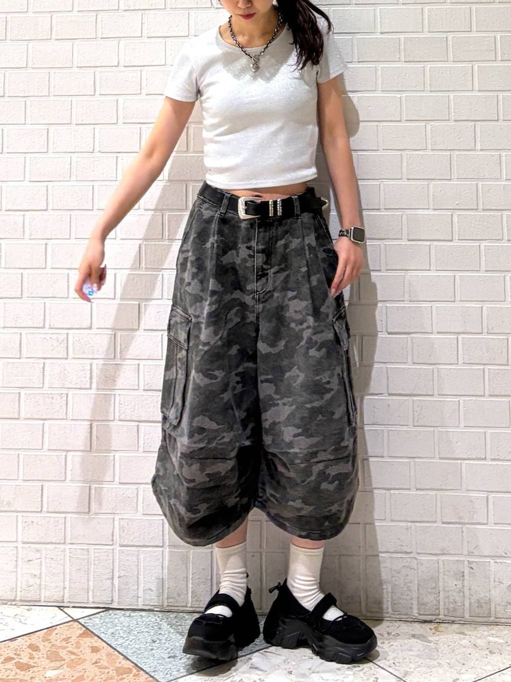 その他のカーゴパンツ、ホワイト系のTシャツ/カットソー、ブラック系のベルトを着用したレディースの春コーディネートの7枚目の写真