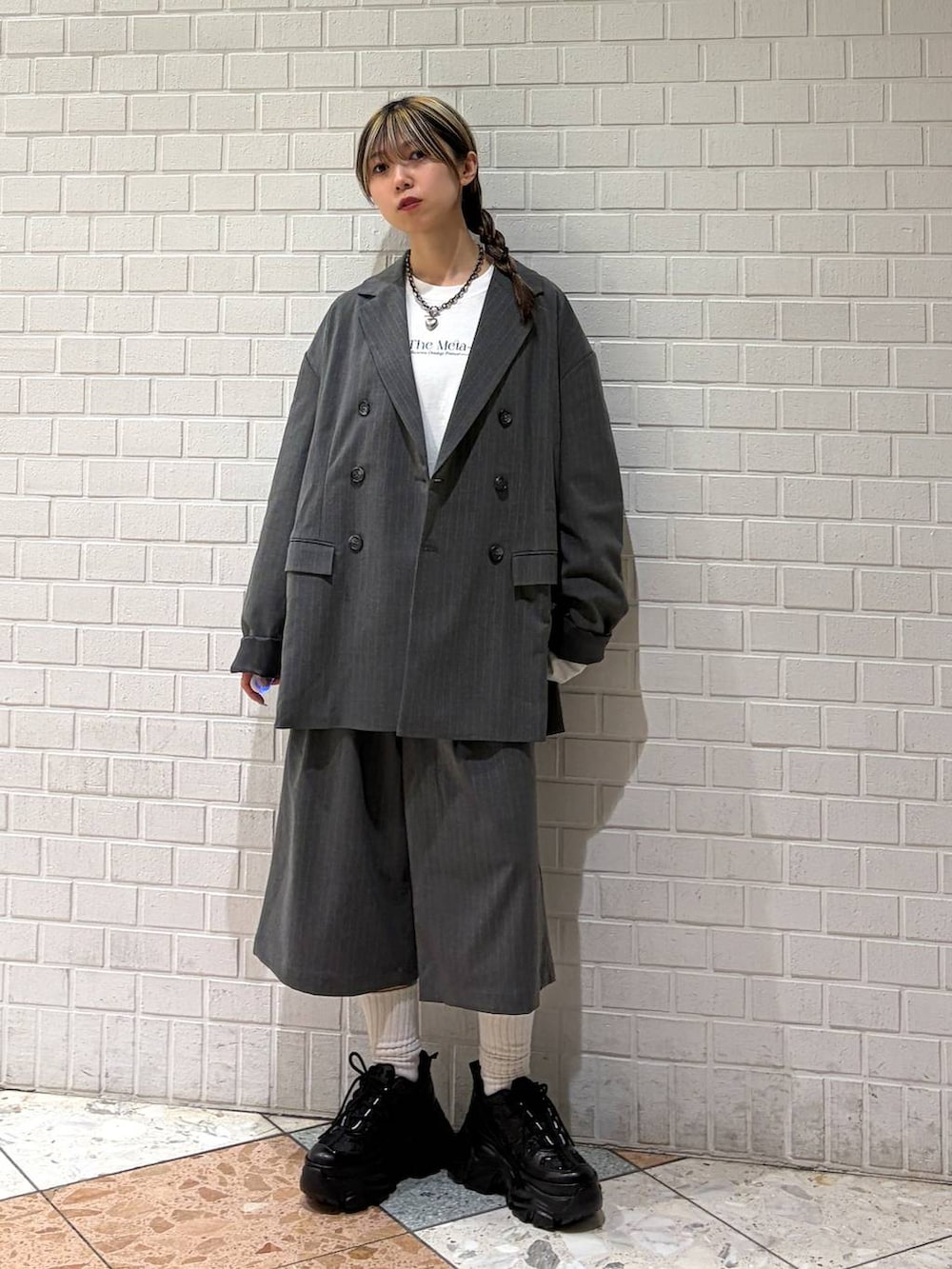 ホワイト系のスニーカー、ホワイト系のTシャツ/カットソー、グレー系のテーラードジャケットを着用したレディースの春コーディネートの6枚目の写真