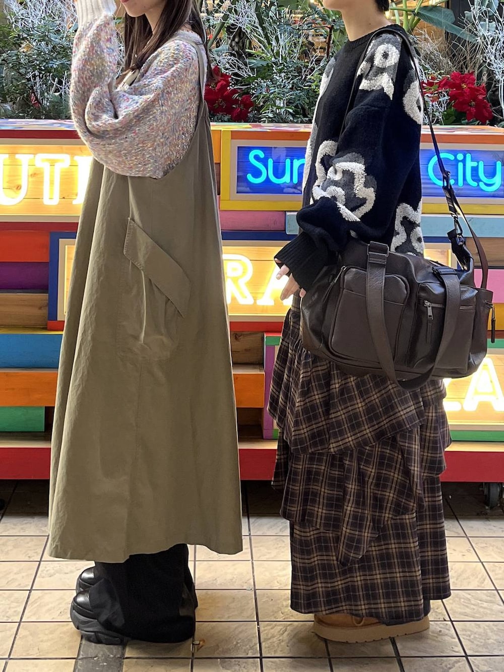 ブラック系のブーツ、イエロー系のモカシン/デッキシューズ、ブラウン系のボストンバッグを着用したレディースの冬コーディネートの4枚目の写真