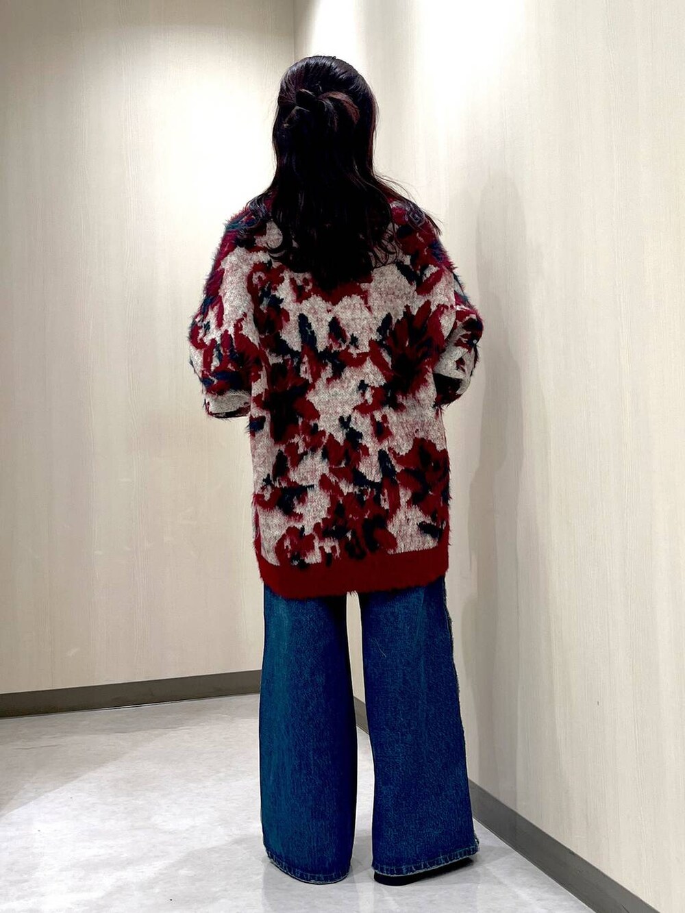 ブルー系のデニムパンツ、ブラック系のネックレスを着用したレディースの冬コーディネートの3枚目の写真