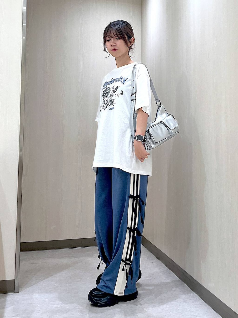 ブラック系のスニーカー、ホワイト系のTシャツ/カットソー、ブルー系のその他パンツを着用したレディースの夏コーディネートの7枚目の写真