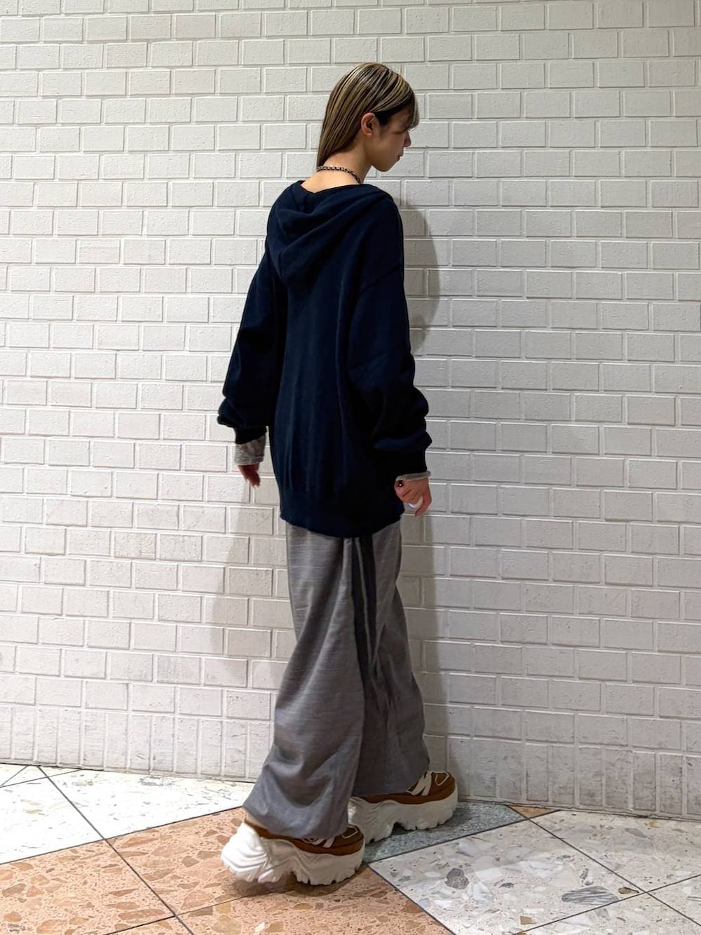 ベージュ系のスニーカー、ブルー系のパーカー、グレー系のその他パンツを着用したレディースの春コーディネートの3枚目の写真