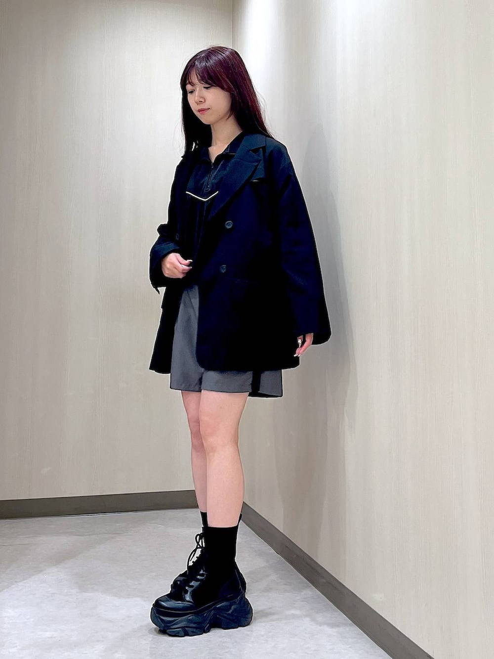「モノトーン、ブラックコーデ、着痩せ・細見え、ワントーン、カジュアル、ショートブーツ、ショートパンツ、骨格ウェーブ_PAGEBOY、骨格ウェーブ、スニーカー、ジャケット、ジャケットスタイル」｜「PAGEBOYのカットアウトジャケット（テーラードジャケット、ブラック系）」を使った、きゃぷさん（レディース・157cm）の秋コーディネートの2枚目の写真