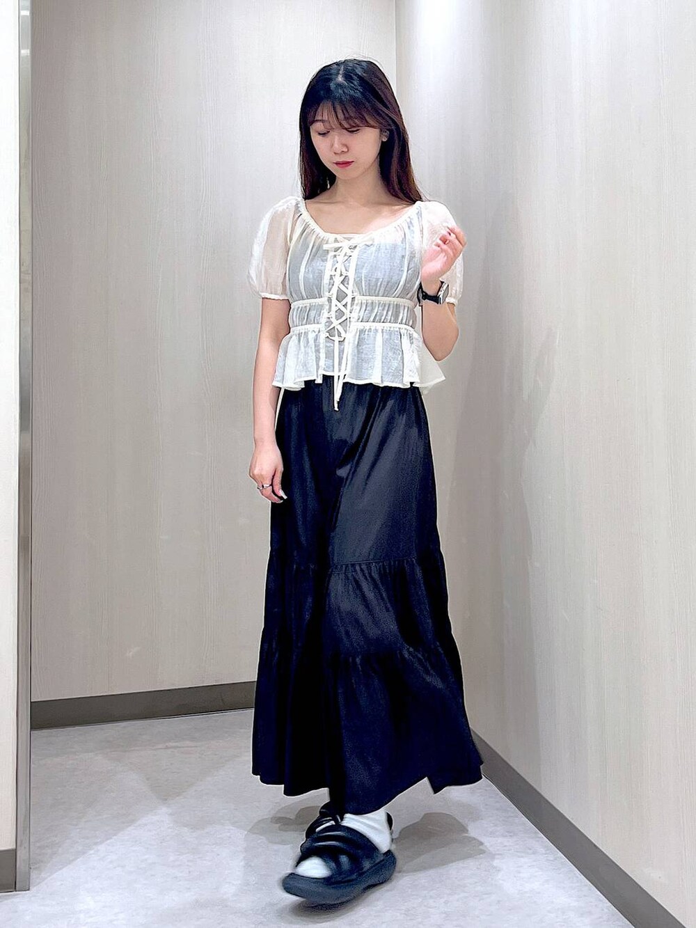 ホワイト系のシャツ/ブラウス、ブラック系のワンピースを着用したレディースの夏コーディネートの4枚目の写真