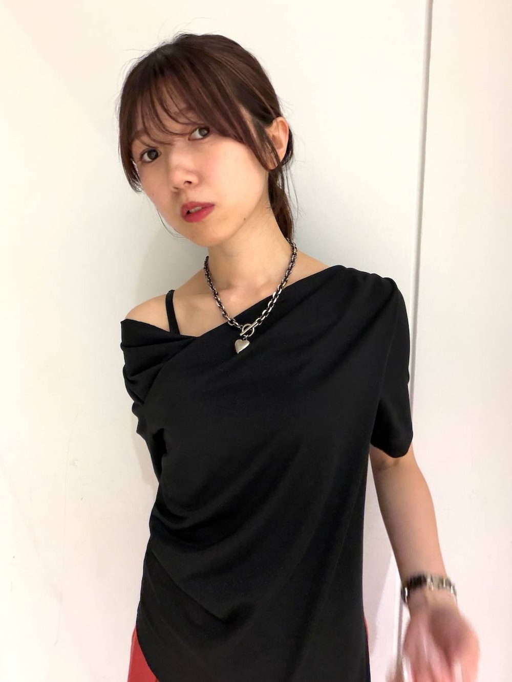 ホワイト系のスニーカー、レッド系のその他パンツ、ブラック系のTシャツ/カットソーを着用したレディースの春コーディネートの2枚目の写真