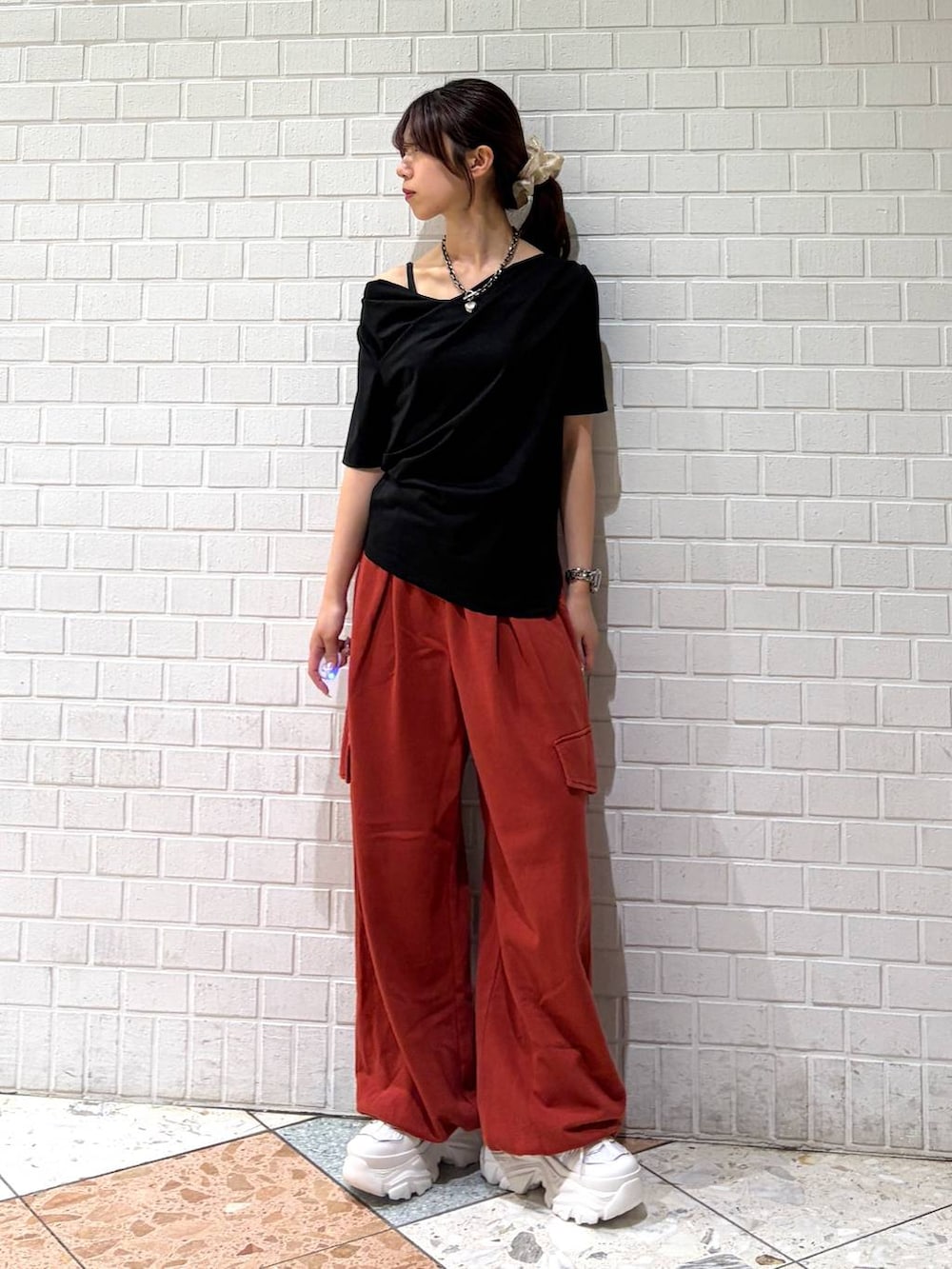 ホワイト系のスニーカー、レッド系のその他パンツ、ブラック系のTシャツ/カットソーを着用したレディースの春コーディネートの5枚目の写真