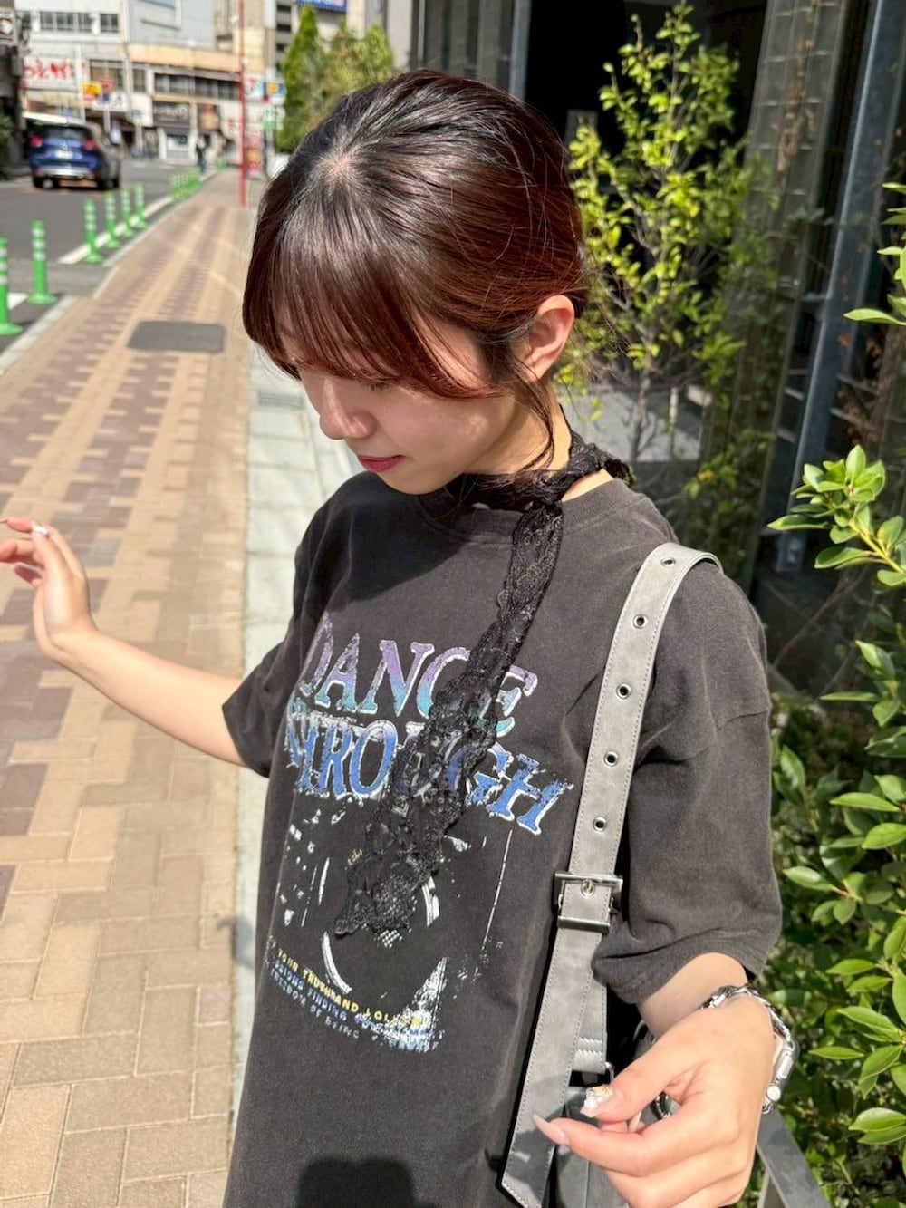 「骨格ウェーブ_PAGEBOY、PAGEBOY、骨格ウェーブ、着痩せ・細見え、ヘルシー、カジュアル、Tシャツ、春コーデ、バッグ、サンダル、スカート、春めき満開コーデ、レース、ボウタイ、フリルスカート」｜「PAGEBOYのハーフムーンベルトショルダー（ショルダーバッグ、グレー系）」を使った、きゃぷさん（レディース・157cm）の春コーディネートの4枚目の写真