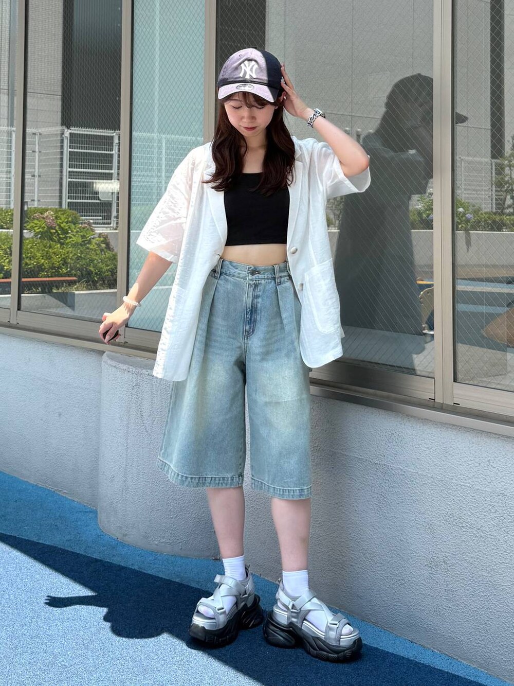 ホワイト系のテーラードジャケット、ブルー系のその他パンツ、グレー系のサンダルを着用したレディースの夏コーディネートの5枚目の写真