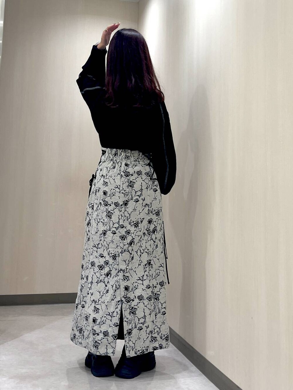 ブラック系のブーツ、ホワイト系のカーディガン/ボレロ、ブラック系のニット/セーターを着用したレディースの秋コーディネートの5枚目の写真