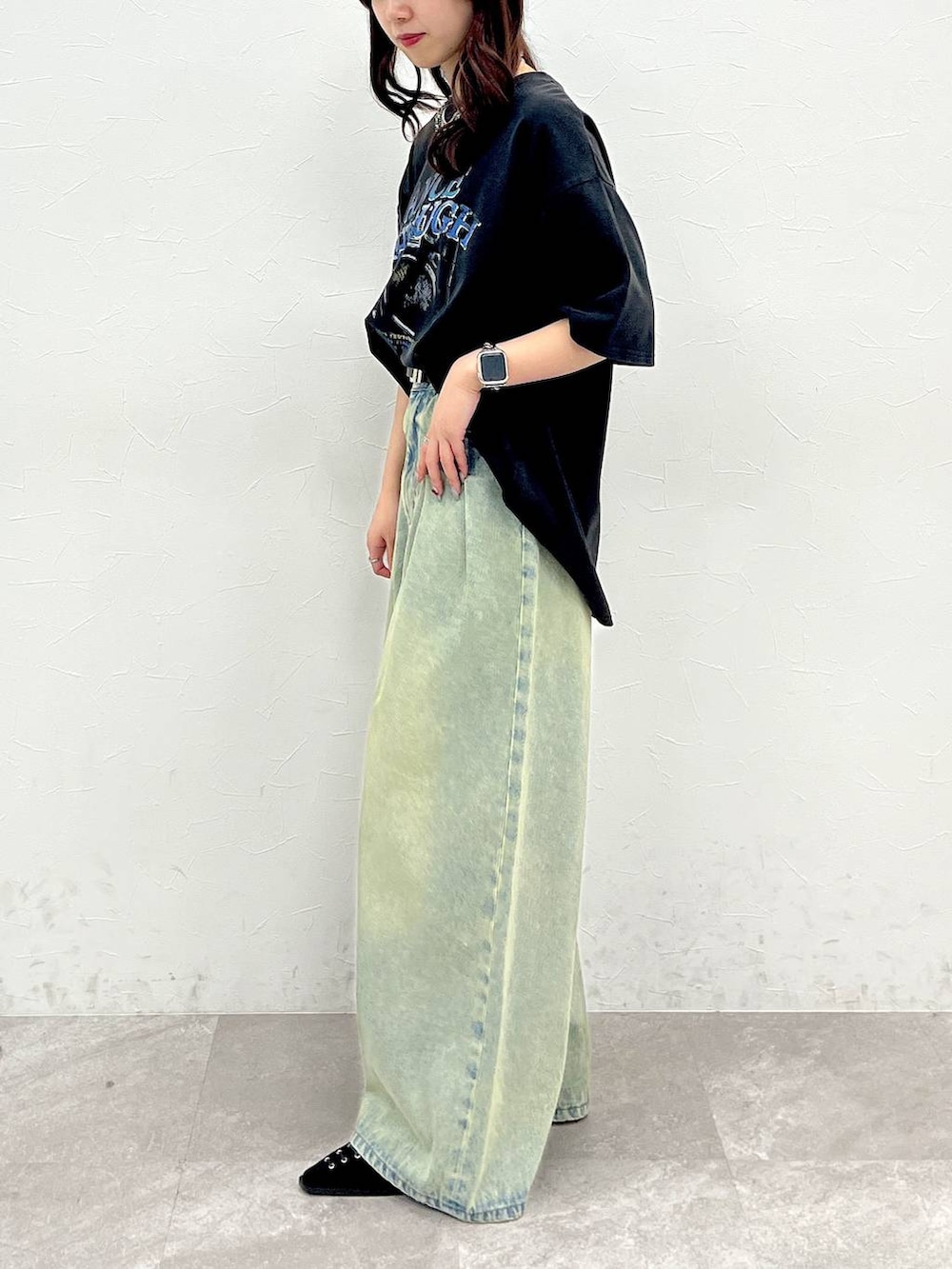 ブルー系のデニムパンツ、ブラック系のパンプス、グレー系のTシャツ/カットソーを着用したレディースの春コーディネートの5枚目の写真