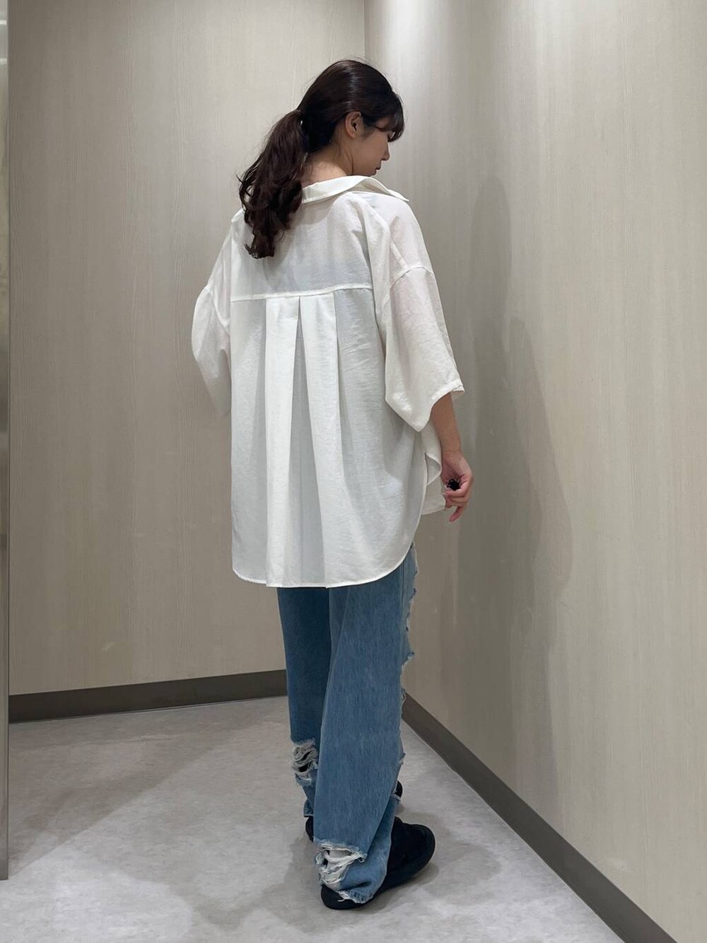 ブルー系のデニムパンツ、ブラック系のキャミソール、ホワイト系のシャツ/ブラウスを着用したレディースの夏コーディネートの5枚目の写真