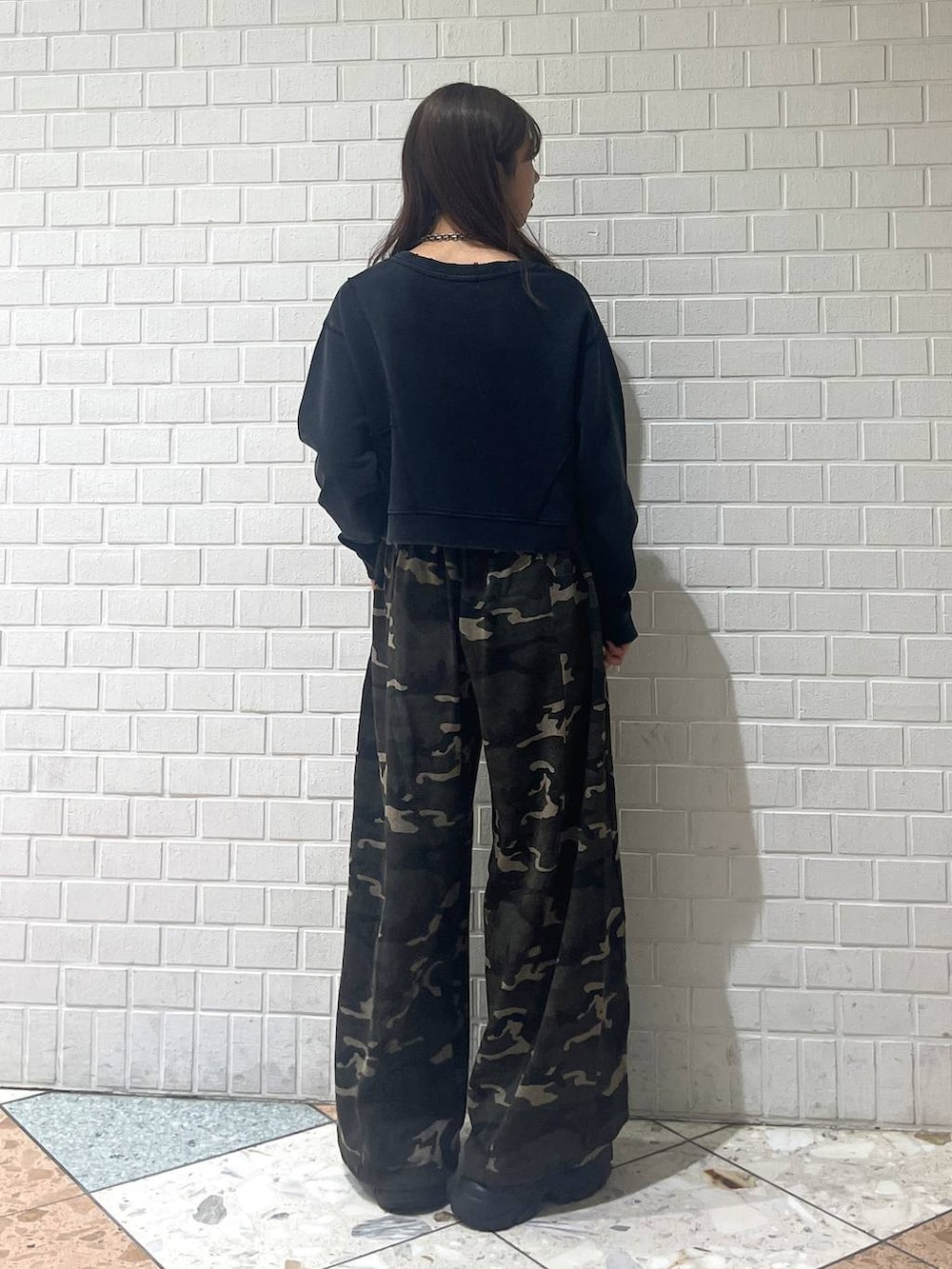 ブラック系のブーツ、その他のスウェットパンツ、グレー系のスウェットを着用したレディースの秋コーディネートの3枚目の写真