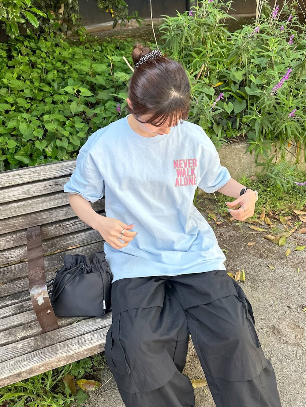 ブラック系のその他パンツ、ブルー系のTシャツ/カットソーを着用したレディースの夏コーディネートの4枚目の写真