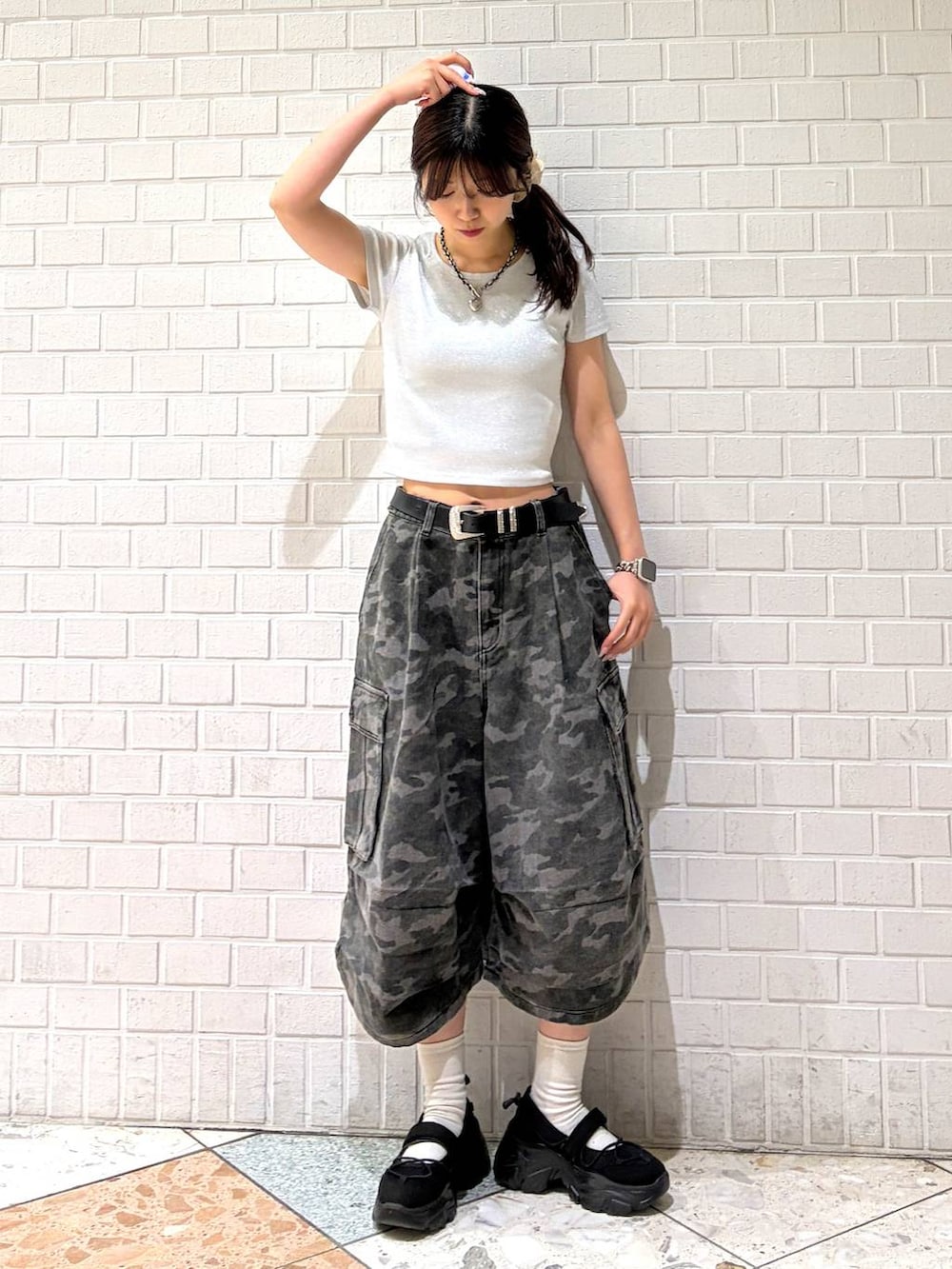 その他のカーゴパンツ、ホワイト系のTシャツ/カットソー、ブラック系のベルトを着用したレディースの春コーディネートの3枚目の写真