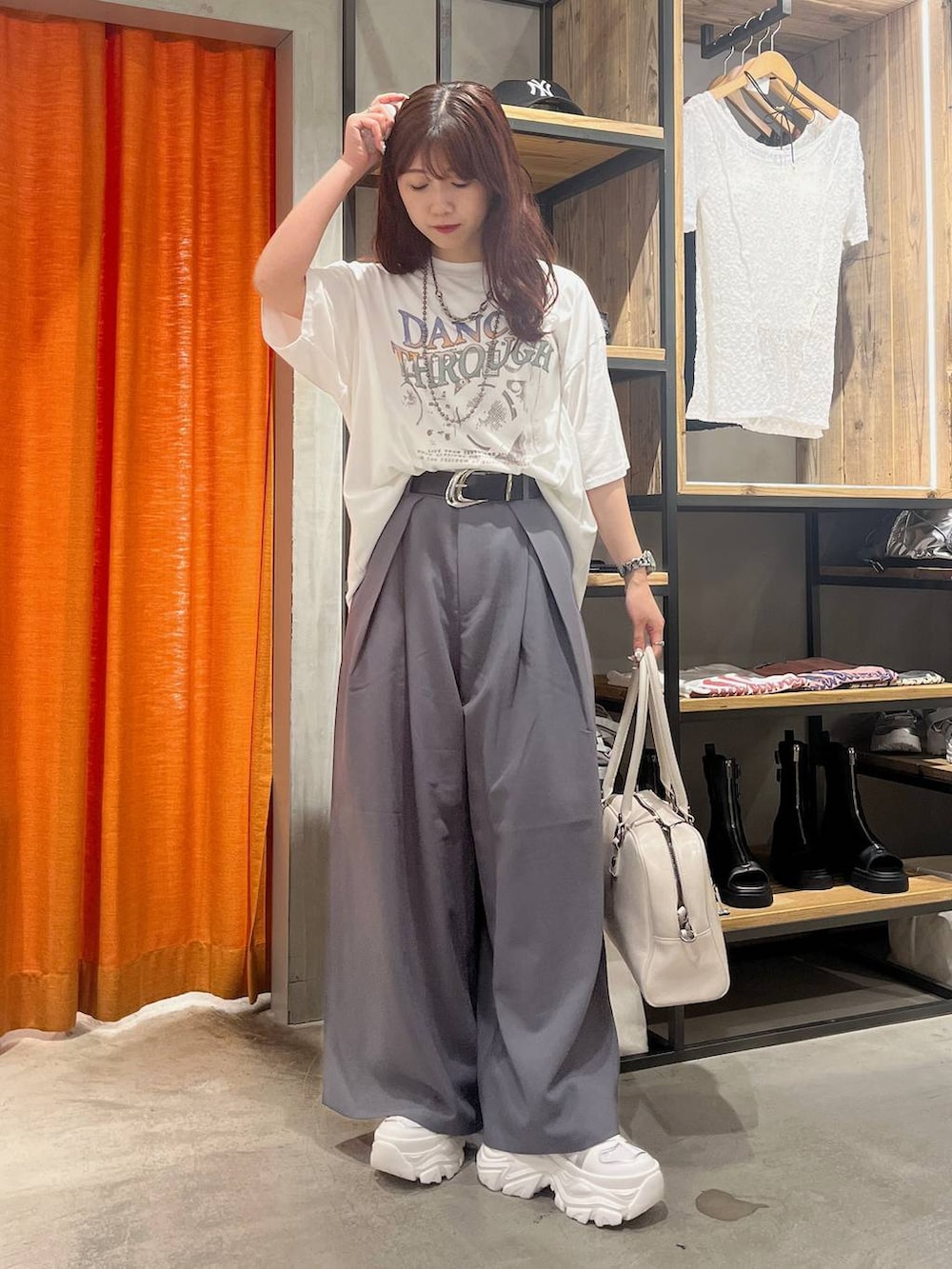 「着痩せ・細見え、ヘルシー、カジュアル、Tシャツ、春夏コーデ、夏コーデ、スラックス、ベルト、スニーカー、バッグ、ボストンバッグ、ネックレス」|「PAGEBOYのプラットチャンキースニーカー(スニーカー、ホワイト系)」を使った、きゃぷさん(レディース・157cm)の春コーディネートの5枚目の写真
