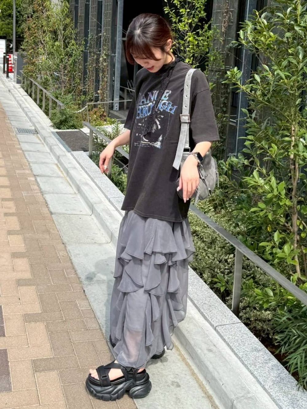 「骨格ウェーブ_PAGEBOY、PAGEBOY、骨格ウェーブ、着痩せ・細見え、ヘルシー、カジュアル、Tシャツ、春コーデ、バッグ、サンダル、スカート、春めき満開コーデ、レース、ボウタイ、フリルスカート」｜「PAGEBOYのハーフムーンベルトショルダー（ショルダーバッグ、グレー系）」を使った、きゃぷさん（レディース・157cm）の春コーディネートの7枚目の写真